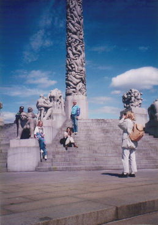 121体の老若男女が刻まれているモノリット<br />