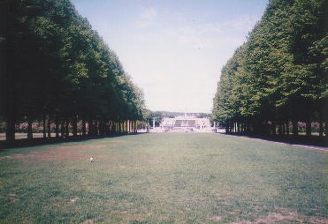 広々とした公園<br />正面遠くにモノリットが見える<br /><br />