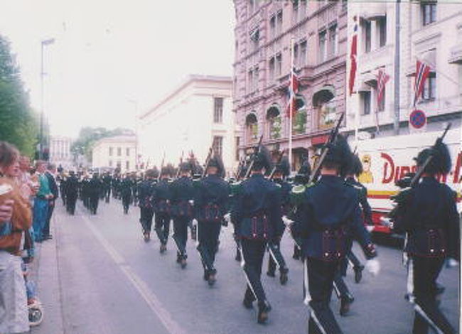 目抜き通りのパレード<br />