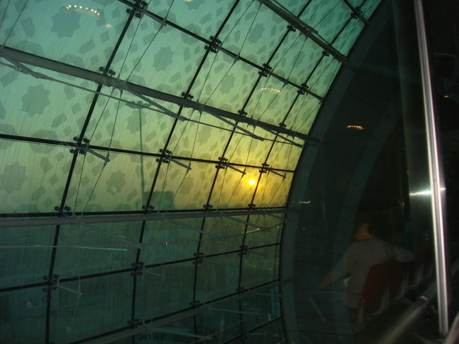 <br />　ドバイの夜明けです。免税店は今、何時か忘れる<br /><br />　ほどの賑わいでした。