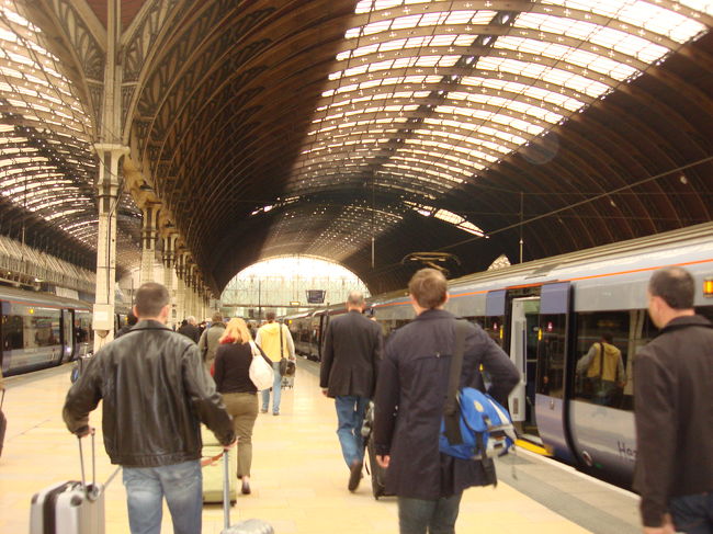 <br />　ロンドン着、地下鉄でホテルに行つもりが、<br /><br />　ストで動いていなかったため、パディントンまで<br />　<br />　エクスプレスで行き、急いでオクトパスカードを<br /><br />　買い、バスでホテルに向います。