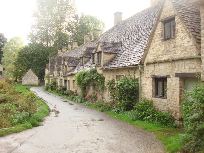 <br />　　友人宅を訪ねたりの旅ですが、コッツウオルズ<br /><br />　　に日帰りのツアーに出かけ、バイブリー<br /><br />　　バーフォード、ウッドストック、オックスフォ<br /><br />　　−ドと効率よく廻りました。