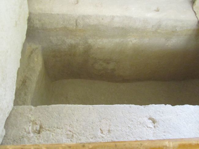 この中に船が隠されていたそうです。<br />世界最古の木造船が、木であるにもかかわらず、<br />とてもよい保存状態で見つかったのは、<br />エジプトの乾燥した気候が大きいと言えますが、<br />このような石棺に大事にしまわれ、<br />大きな石の蓋がかぶせられていたことも大きいと思います。