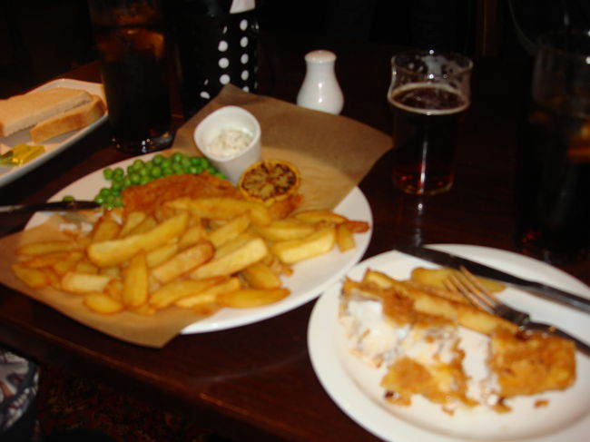 <br />　　ホテル近くのパブで、定番のエールと<br />　<br />　　　フィッシュアンドチップスです。