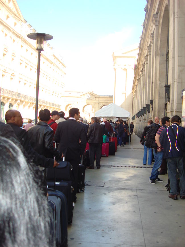 <br />　北駅到着、タクシーはすごい列です。ここから<br /><br />　オペラ座近くのホテルへ向かいます。