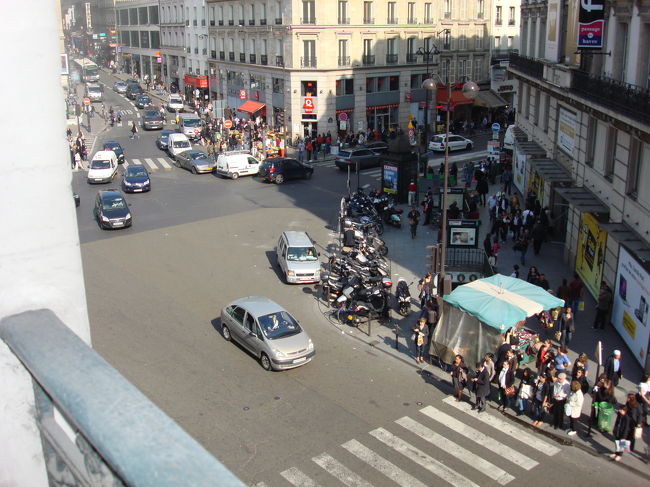 <br />　　サンラザール駅近くのホテルのお部屋からの<br /><br />　　眺めです。ロンドンもパリもホテルの浴槽が大きくて<br /><br />　　ラッキーでした。