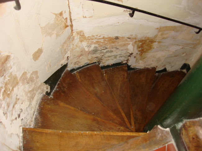 <br />　友人の紹介でシテ島に住む素敵な日本人の<br /><br />　マダムのお宅に伺いました。この螺旋階段を<br /><br />　４階まで上がります。さすが１０年以上パリに<br /><br />　住んでいらっしゃる方独特のセンスの良い、<br /><br />　お話は刺激的です。