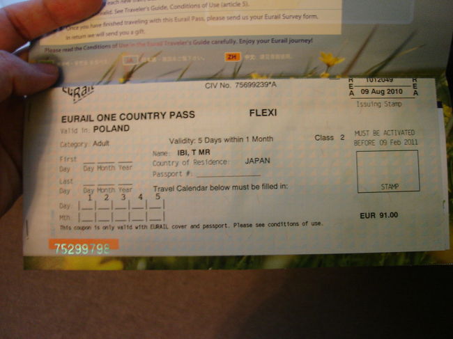 ポーランドでは駅の窓口で英語が通じないとの情報を得ていたので、ユーレイルパスを使うことにしました。5日間有効のユーレイルポーランドパスというものを事前に日本で購入しました。（ユーレイルパスは現地では購入できませんので。）使い方について簡単に説明すると、まず使用を開始する前に駅の窓口にてバリデーション（ハンコ押印）をしてもらいます。パスには5日分日付を入力する箇所があるので、使う日に日付を記入して使います。<br />簡単でしょ。簡単なんです。無事バリデーションを終えられれば。<br />ユーレイルパスは過去の訪欧旅行にて利用したことがありました。その際はアイルランドのゴールウェイというチケット売り場が2つくらいしかない小さな駅だったのですが、問題なくバリデーションでき、バリデーションごときで危機的な状況になるとは夢にも思わなかったのですが・・・・・