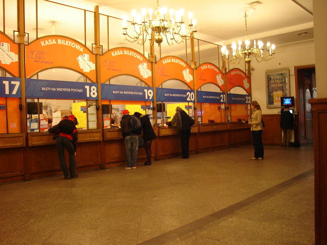 クラクフ駅のチケット売り場です。パッと見て窓口が20くらいある大きな駅であることが分ると思います。さっそく窓口に行って「バリデーションプリ〜ズ」って言ったところ、ジェスチャーで「知らん」と言われました。「知らん」って・・・・・。別の窓口に行くとポーランド語で何やら説明をされてしまい、結局良く分からない状況になってバリデーションできない危機に・・・・。オシフェンチム行き列車の出発は20分後。どうする自分！！。って、悩んでもしょうがないので、覚悟を決めて自らすべての窓口を回って、全部駄目だったらあきらめる、主体的たらいまわしの刑を実施することにしました。人間覚悟を決めると落ち着きを取り戻すもので、落ち着きを取り戻せると運も取り戻せるのかはわかりませんが、3つ目の窓口にて冷たく「テン」と吐き捨てられましたが、このキーワードを逃す訳がありません。10番窓口に行くと何ともまぁあっさりとバリデーションしてくれました。