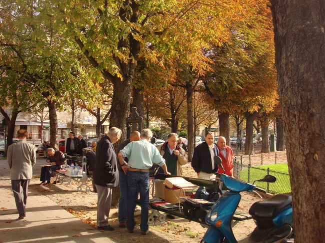 　<br />　公園で、切手市が開かれていました。