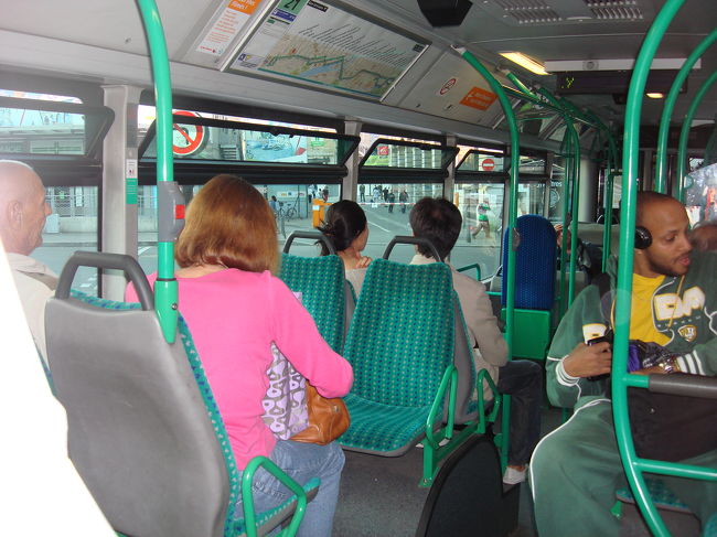<br />　パリのバス、地下鉄はかなり下まで歩かないと<br /><br />　いけないけれど、時間のある時は渋滞覚悟で<br /><br />　乗れば、車窓も楽しめます。