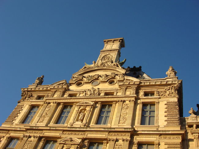 <br />　ロンドン、パリ共、ずっとお天気に恵まれ<br /><br />　ルーブル前の公園では芝生に寝転がり、思わず<br /><br />　空を見ながら、シャターを押しました。