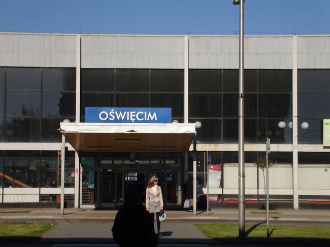 こちらがアウシュビッツ=ビルケナウ強制収容所の最寄駅となるオシフェンチム駅です。クラクフは定刻通り出発したのにオシフェンチム到着は何故か30分遅延していました。日本の鉄道の素晴らしさを実感いたしました。