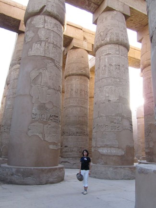 エジプトには雨が殆んど降らないため<br />遺跡の保存状況がとてもいいのですけれど、<br />この柱の下部の模様は、ナイル川の氾濫でけずれてしまいました。