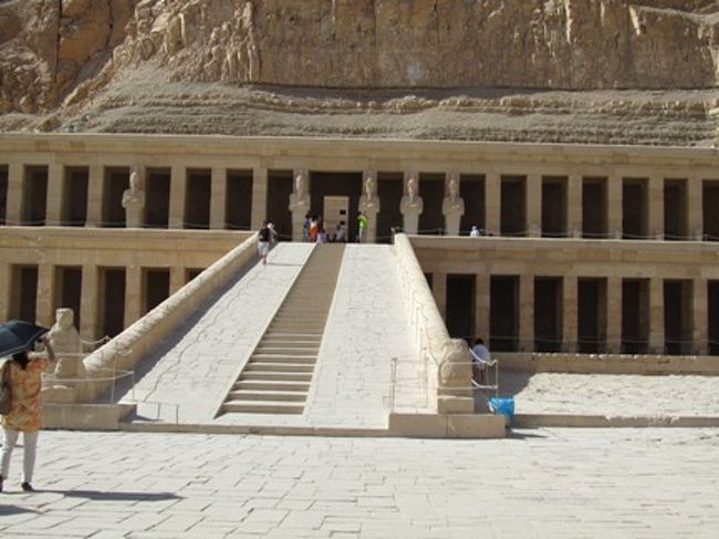 場所が変わって、ここはハトシェプスト女王の葬祭殿。<br />ハトシェプスト女王は、幼くして王位についたトトメス3世の後見役でしたが、<br />結局トトメス3世を押しのけて王位につきました。<br />恨みがつのるトトメス3世は、ハトシェプト女王の建造物の多くを破壊しました。<br />この葬祭殿にある像も、かなり破壊されていました。<br /><br />