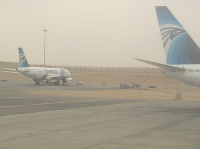 飛行機でルクソールへ向いました。<br />エジプトの国内線は1時間遅れなら普通だそうです。<br />行きはほぼ定刻に、帰りは1時間15分遅れの飛行機に乗りました。<br />何で飛行機がそんなに遅れるのでしょうね？？