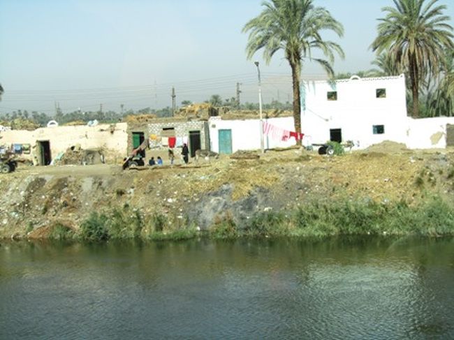 田舎の道をバスで進みます。<br />