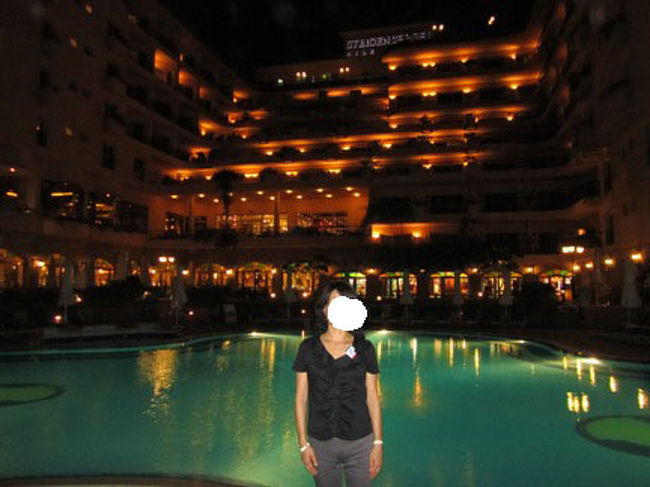 ホテルに帰って夕食後、少し散歩することにしました。<br />まずはプールに行ってみました。