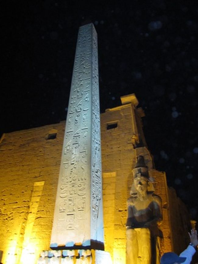夜が更けて、ライトアップされました。<br />オベリスクと像が神秘的です。