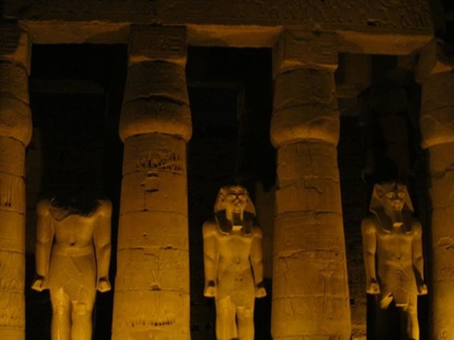 ライトアップされた神殿を歩くのは、<br />非日常的で素敵でした。