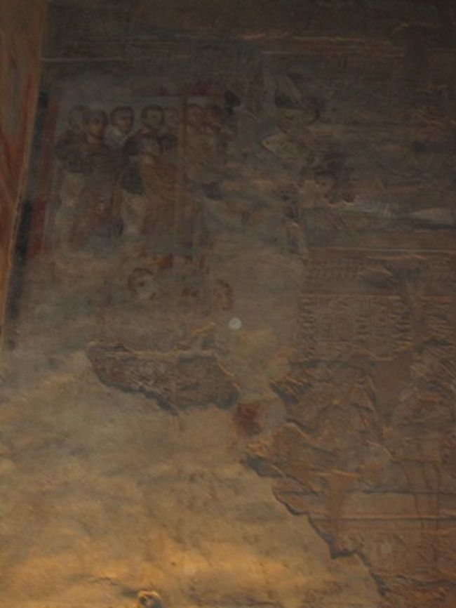 迫害を受けたクリスチャンが、この神殿に住み込んで、<br />描かれていた神殿の絵の上に新しく壁を塗り、<br />その上にキリスト教の壁画を描いたというから驚きです。