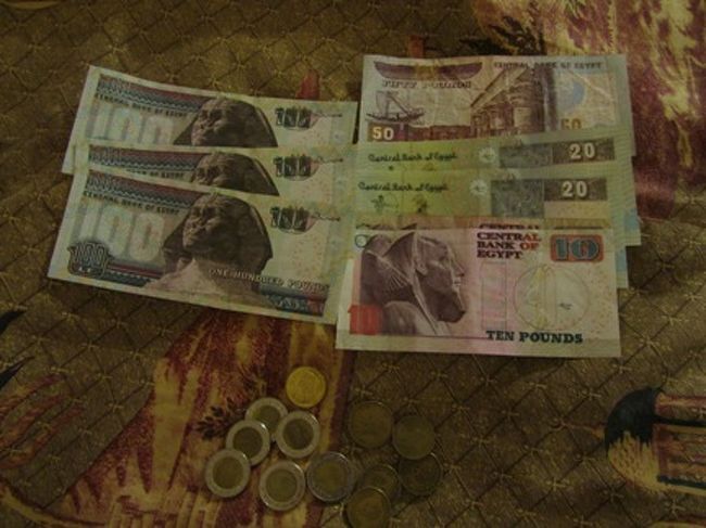 エジプトポンドはランチの際の飲み物代とトイレチップくらいしか使いませんでした。<br /><br />ホテルのミニバーやバスの中で買うミネラルウオーター、お土産はドルでしたし、信頼できるお店で高い買物をする時はカードでした。<br /><br />しかし、危ない店でカードを使うと、<br />帰国後とんでもない額の請求がくるかもしれないそうなので、カードを使えるか、ガイドさんに聞いてくださいね。