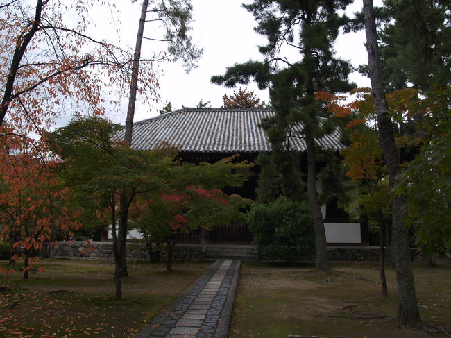 講堂（重文）。赤堂とも呼ばれ、柱に朱塗りが残る。永万元年（1165年）に再建。