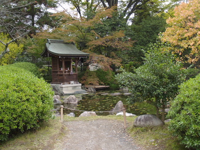 境内池畔の社。