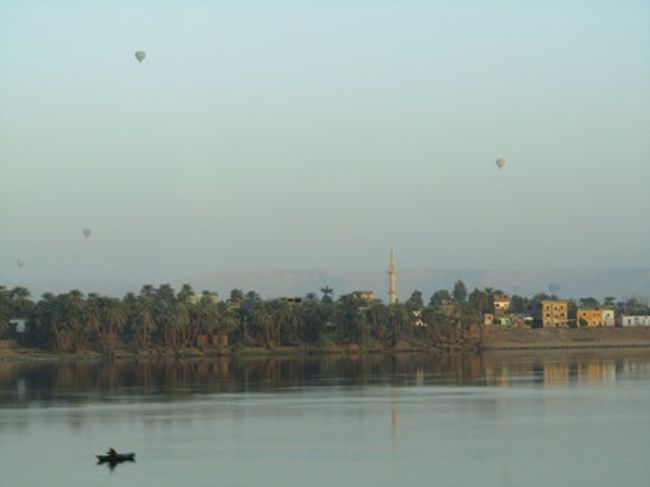 早朝、ホテルを出てバスで移動。<br />ナイル川に気球が浮かんでいます。<br />この気球に乗るオプショナルツアーがホテルから出ていたみたい。