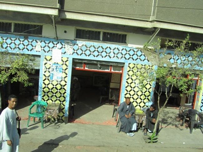 店先で寛ぐおじさんたち。<br />