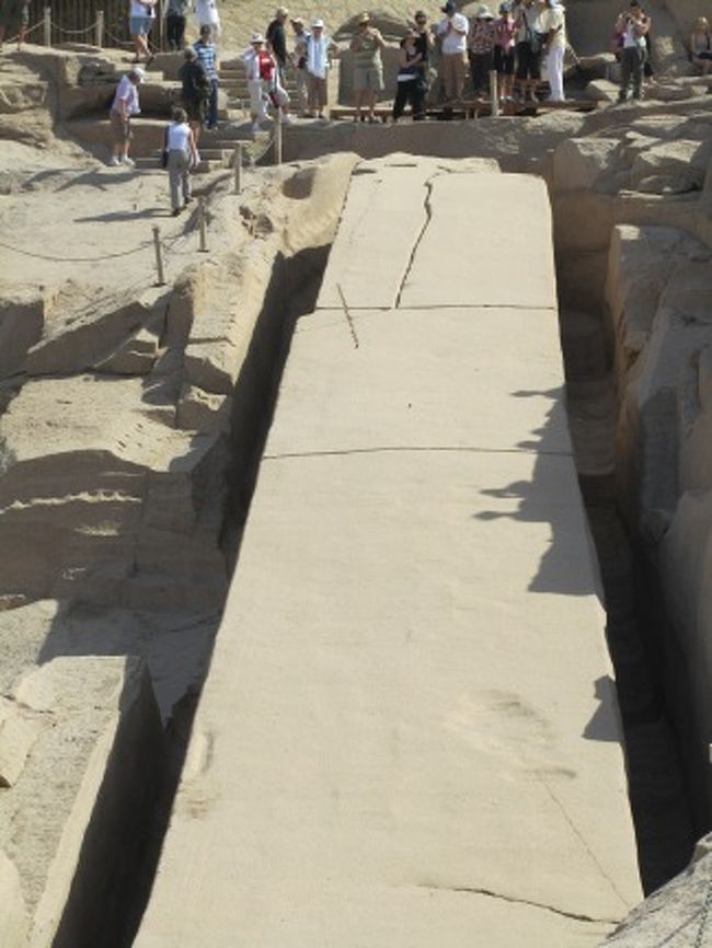 このオベリスクは製作途中に割れてしまったので、<br />そのまま使われることはなかったのですが、<br />完成していたら、エジプト最大のオベリスクになっていたそうです。