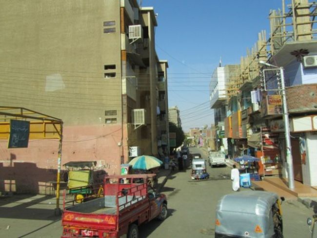 カイロは都会で車の数も半端じゃないですが、<br />田舎に来るとこんな感じなのかな。<br />車のナンバープレートのアラビア文字が可愛い。