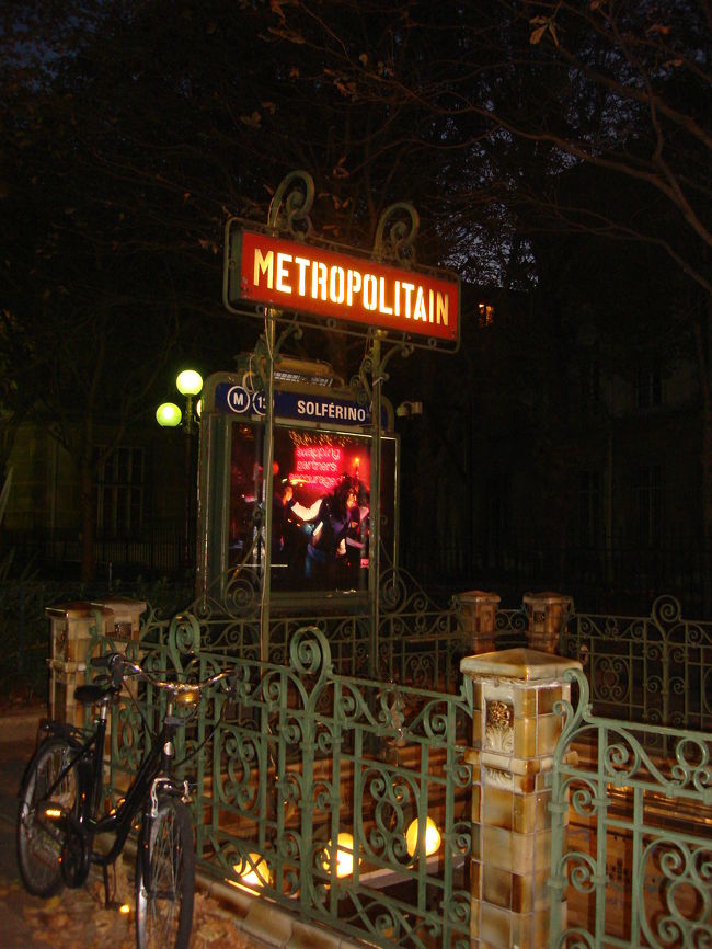 シテ島のメトロの入り口です。