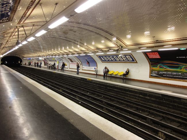 今日は「アメリ」のロケ地巡りの日と決めていました。<br />パリ旅行の前に友達に薦められて「アメリ」を見て、すっかりハマってしまったのです。<br /><br />写真は映画にも登場したアベス駅。<br /><br /><アメリロケ地マップ><br />http://www.albatros-film.com/movie/amelie/map.html