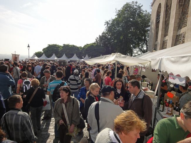 この週末は年に一度の「モンマルトルのブドウ収穫祭」の日だったため、サクレ・クール寺院前はすごい人出です。<br />