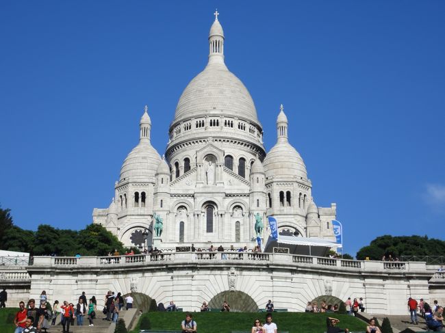サクレ・クール寺院。<br /><br />写真を撮っているとフランス人が英語で話しかけてきました。<br />「どこから来たの？え？日本！？オレ日本人の彼女と付き合ってんだ〜。」<br />「マジで？」<br />こんな感じでしばらく会話していたのですが、途中から嫌な予感がし始めます。<br /><br />「オレ、この近くで地図とか売ってんだけど、良かったら見に来ない？」<br /><br />はい、アウトー！！！<br />