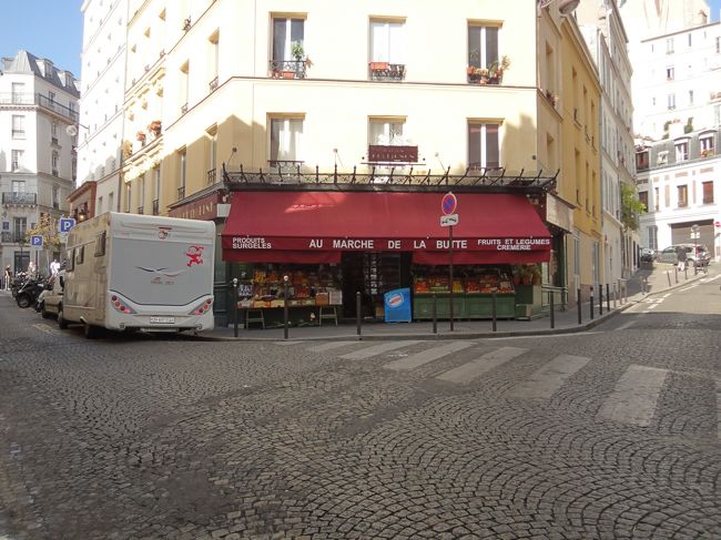 ちなみに上の写真の場所ですが、メリーゴーランドはあるのに"あの"電話機がありません。<br />もしかするとメリーゴーランドも違うやつで、別の場所に電話機と一緒に本物があるんじゃないかと思い、観光案内所で「アメリの電話機ってどこにあるの？」と聞いてみました。<br />「あの電話機は映画用に設置したもので、撮影が終わった時に撤去したよ。」<br />え？マジで！？この旅で一番の衝撃的な事実が発覚です。<br /><br />---<br /><br />「アメリ」に登場する八百屋。<br />中はコンビニみたいな感じでした。<br />