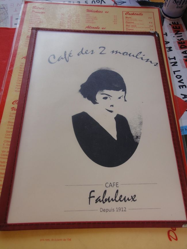 勇気を振り絞って店内で食事をすることに。<br />入ってみると男一人でも意外と居心地が良かったです。<br /><br />店内には大きなアメリの写真があるし、メニューや紙のテーブルクロスもアメリを前面に押し出しています。<br /><br />