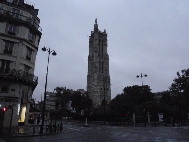 スタートはル・アールから。ちょっと歩いてシテ島の手前。こんな塔がありました。