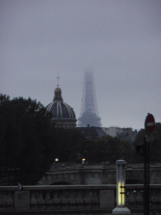 エッフェル塔が見えました。曇っているのでてっぺんが見えません。なんかスカイツリーのように途中までしか出来ていないようです。