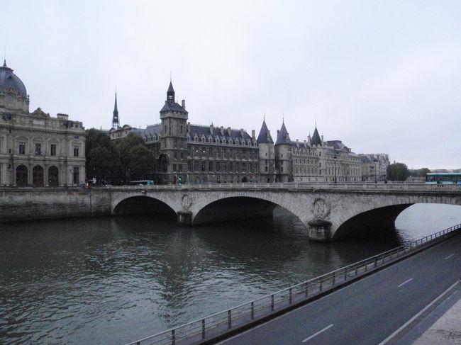 シテ島へ渡る橋。