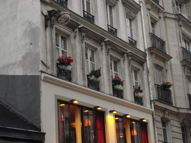 テラスに花を綺麗に飾るのが何となくヨーロッパですね。