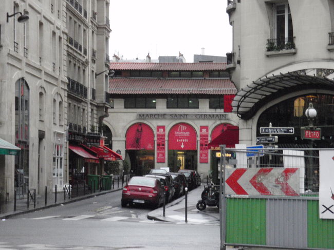 サンジェルマンに来ました。市場が見えました。中をのぞいてみたいのですが、お腹がすいたので（笑）さっさとカフェへ向かいます。