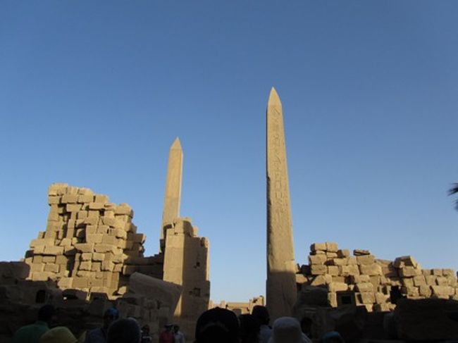 オベリスクというのは、神殿などに建てられているものです。<br />柱のような形状で、一枚岩で出来ています。<br />これはオベリスクの説明のための画像ですので、この場所には建っていません、念のため。