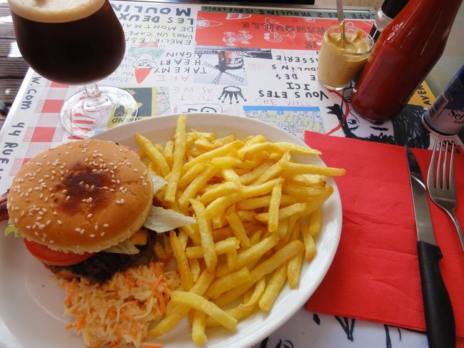 クレーム・ブリュレは頼みませんでしたが、ハンバーガーとアイスコーヒーを注文。<br /><br />なぜかフランスはカフェでもアイスコーヒーを扱っていないとこが多く、あっても大抵不味いです。<br />でも頼んじゃう。<br /><br />ハンバーガー美味しい！<br />