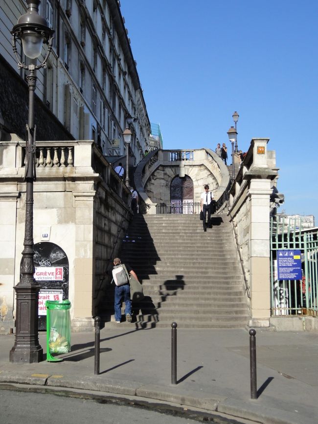 移動して東駅へ。<br />向かって左側に回りこむと、アメリに登場した階段が。<br />場所はすぐ分かりました。<br />