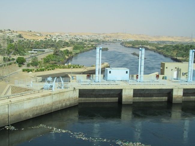 アスワンハイダム。<br />ナイル川はかつて社会科で習ったとおり、毎年洪水を起こしていました。<br />それを防ぐために、アスワン地区に作られたダムです。<br />ロウダムもあるそうですが、威力不足なので、ハイダムが作られました。