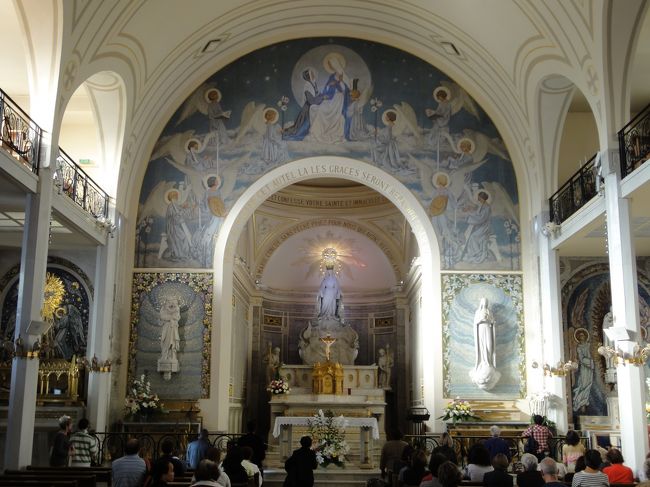 奇跡のメダイ教会にメダイを買いにきました。<br />10個2ユーロでお守り的なメダイを買えます。<br /><br />場所はサン・ジェルマン・デ・プレのラ・グラン・エピスリー・ドゥ・パリのすぐ隣（ル・ボン・マルシェの南側）。<br /><br />メダイを買うと、シスターがメダイにお祈りしてくれますが、時間がかかりそうだったのでパス。<br />ちなみにレジのシスターは日本人のお婆ちゃんで、日本語で対応していました。<br />日本人にしか人気がないのかな？<br />