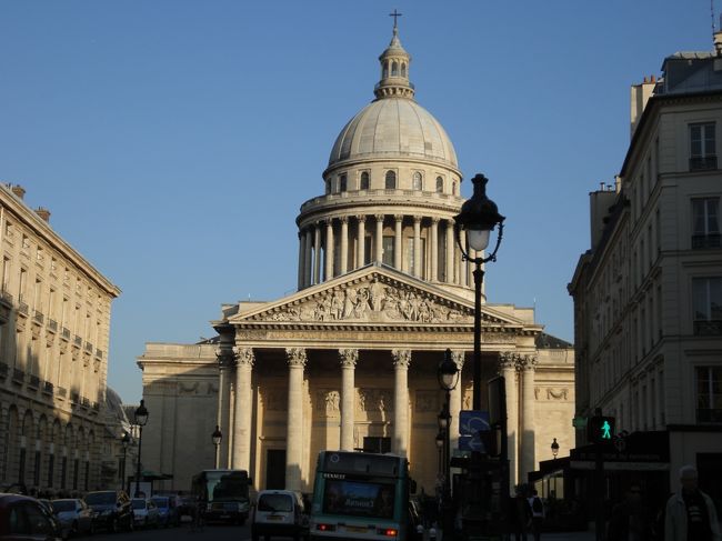 パリ観光最終日なので、片っ端から観光地を回ります。<br /><br />パンテオン。<br />やばい、もう日が沈みそう。