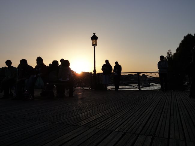 日没をセーヌ川、それもルーブル美術館に近いポン・デ・ザール橋から眺めたかったのです。<br /><br />ちょっと走りましたが、なんとか日没を見れました。